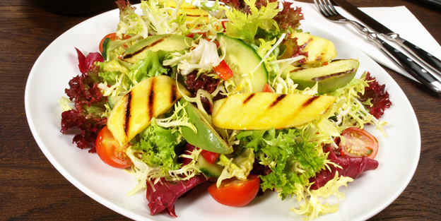 Gemischter Salat mit Mango und Avocado