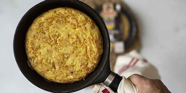 El utensilio infalible para dar la vuelta a la tortilla de patatas